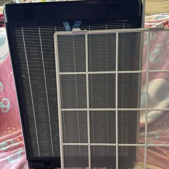 Levoit Air Purifier in White - Picture 3 of 7